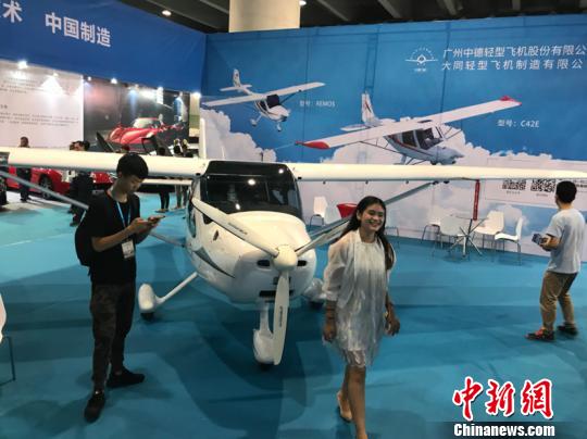 輕型飛機(jī)引來觀眾合影 索有為 攝